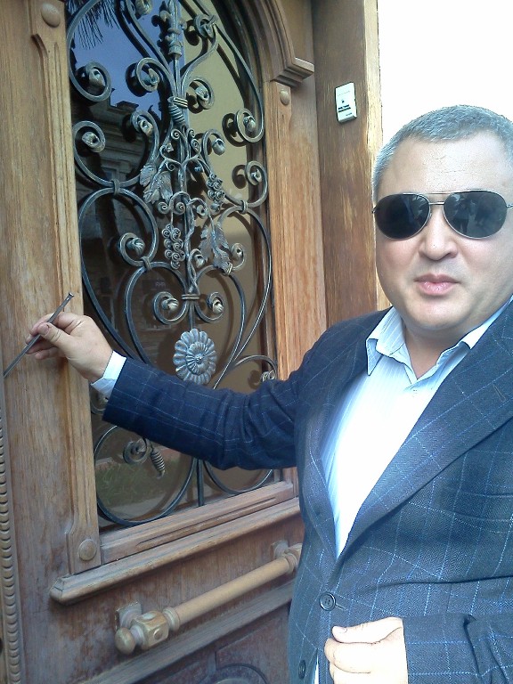 ნაციონალური მოძრაობის ოფისთან მიჭრილმა ქართული ოცნების მხარდამჭერებმა ოფისის აჭედის მიზნით კულტურული მემკვიდრეობის ძეგლზე ლურსმანი ჩააჭედეს
