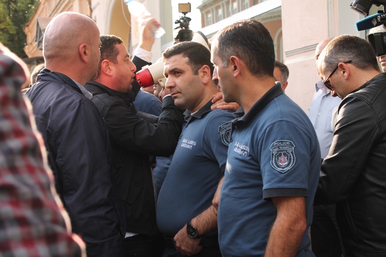 ”ბოთლი მიუტანეთ ბედუკაძეს” – აქცია ენმ-ის ბათუმის ოფისთან