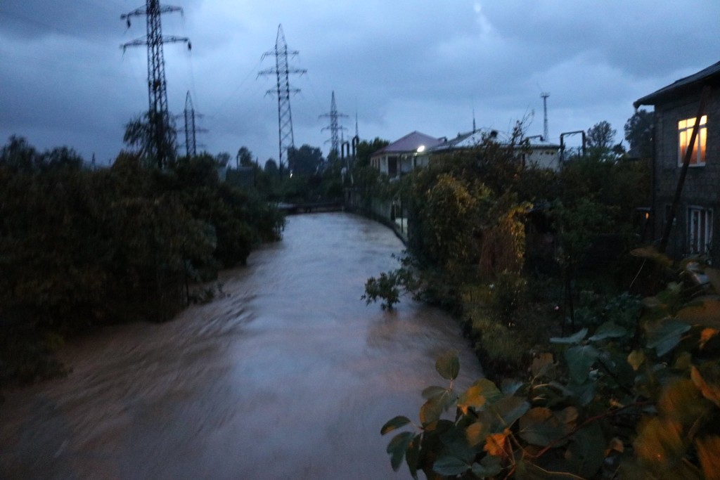 ძლიერი წვიმის შედეგად მდინარე აჭყვა კალაპოტიდან გადმოვიდა. ფოტო: ქობულეთის მუნიციპალიტეტი