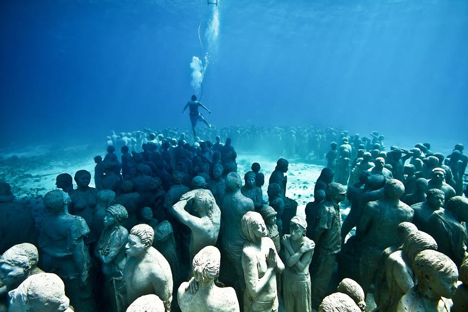 Silent-Evolution_Mexico_clean_diver_Jason-deCaires-Taylor_Sculpture