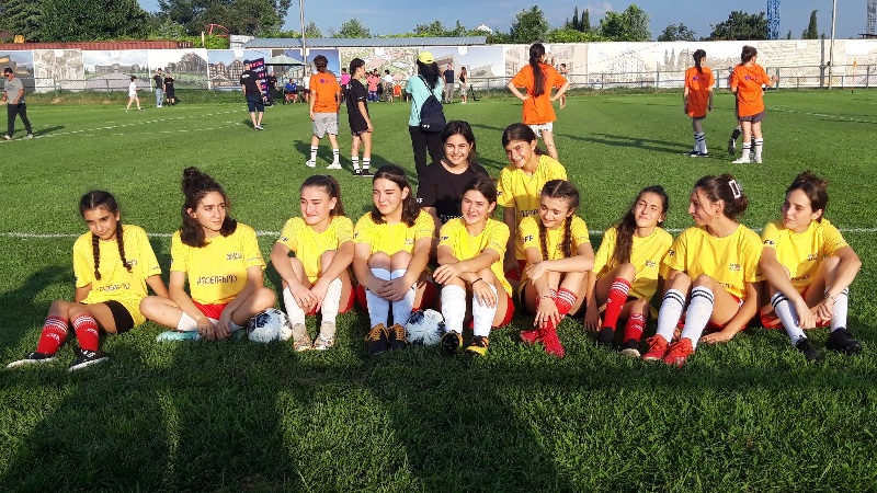 Единственная команда по футболу для девочек в Марнеули заняла второе место на чемпионате