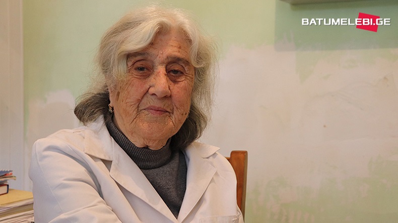 90 წლის ექთანი ბათუმიდან, რომელიც ისევ მუშაობს კლინიკაში
