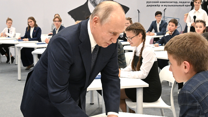 რუსეთი მოზარდებს „კალაშნიკოვის“ გამოყენებას ასწავლის – პუტინის ღია გაკვეთილი 30 მოსწავლეს