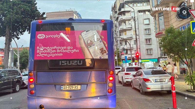 რუსული სანქცირებული კომპანიის რეკლამები ბათუმის ავტობუსებზე – რა კითხვებს არ პასუხობს მერია და „ალმა“