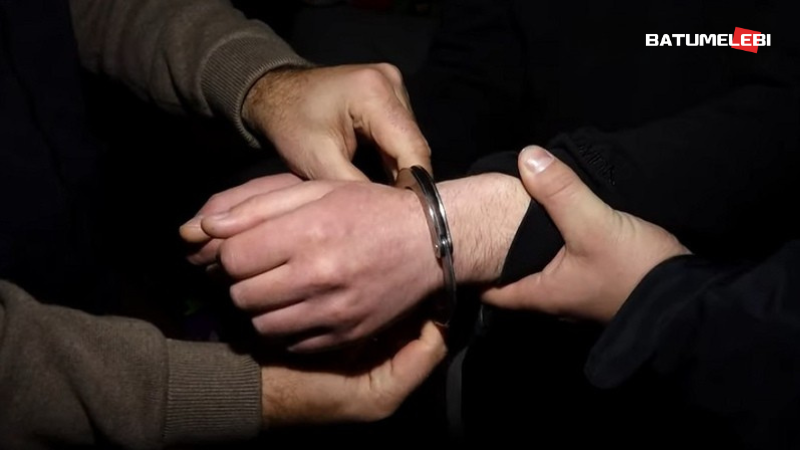 ცოლის მკვლელობის მცდელობის და დედაზე ძალადობის ბრალდებით ერთი პირი დააკავეს