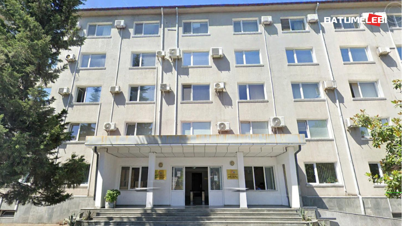 სად გადადიან აჭარის სამინისტროები – შენობა ავარიულია და მას ცლიან