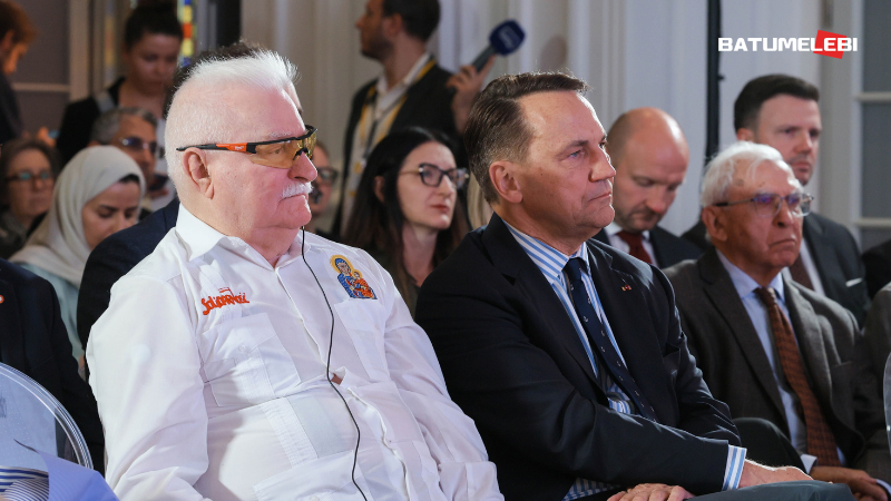 „თავისუფლება და დემოკრატია არასოდეს გვეძლევა ერთხელ და სამუდამოდ. მზიამ ეს კარგად იცის“ – სიკორსკი