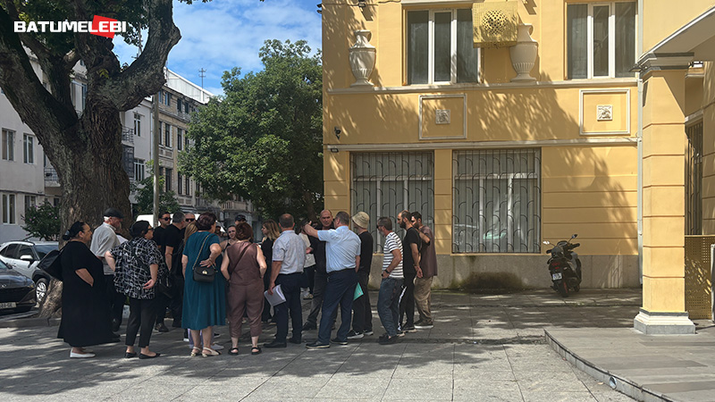 „ჩანთა წაართვეს, ტელეფონები, ფული“ – შსს ვერსიით, ბათუმში კაცი გაძარცვეს დღისით და ჯგუფურად