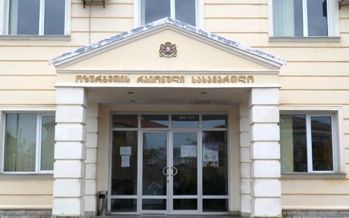 ოზურგეთის სასამართლო შარშან მიღებულ განაჩენს პატიმარს ახლაც არ აბარებს
